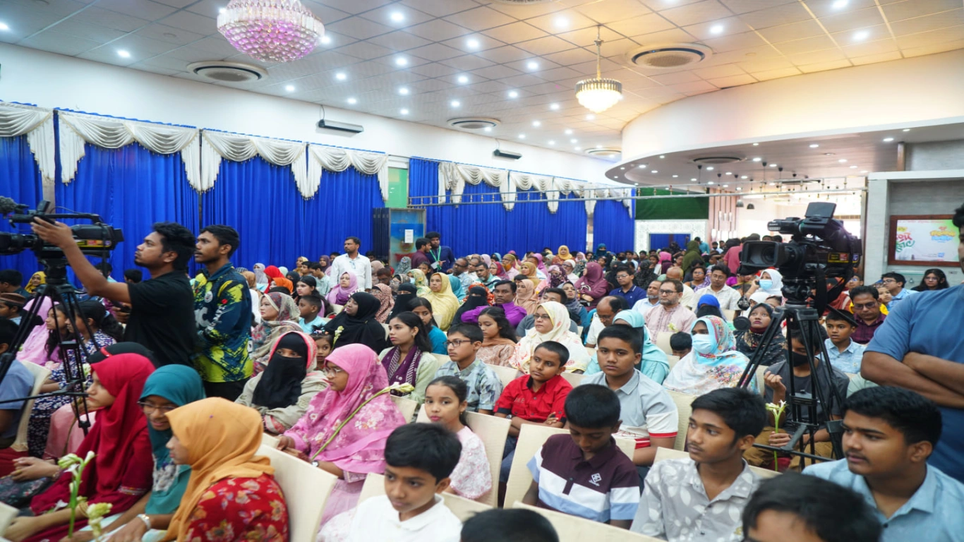 ‘কিশোরকণ্ঠ মেধাবৃত্তি পরীক্ষা–২০২৫’-এর বৃত্তি প্রদান ও সংবর্ধনা অনুষ্ঠানে উপস্থিত অভিভাবক ও শিক্ষার্থীদের একাংশ।
