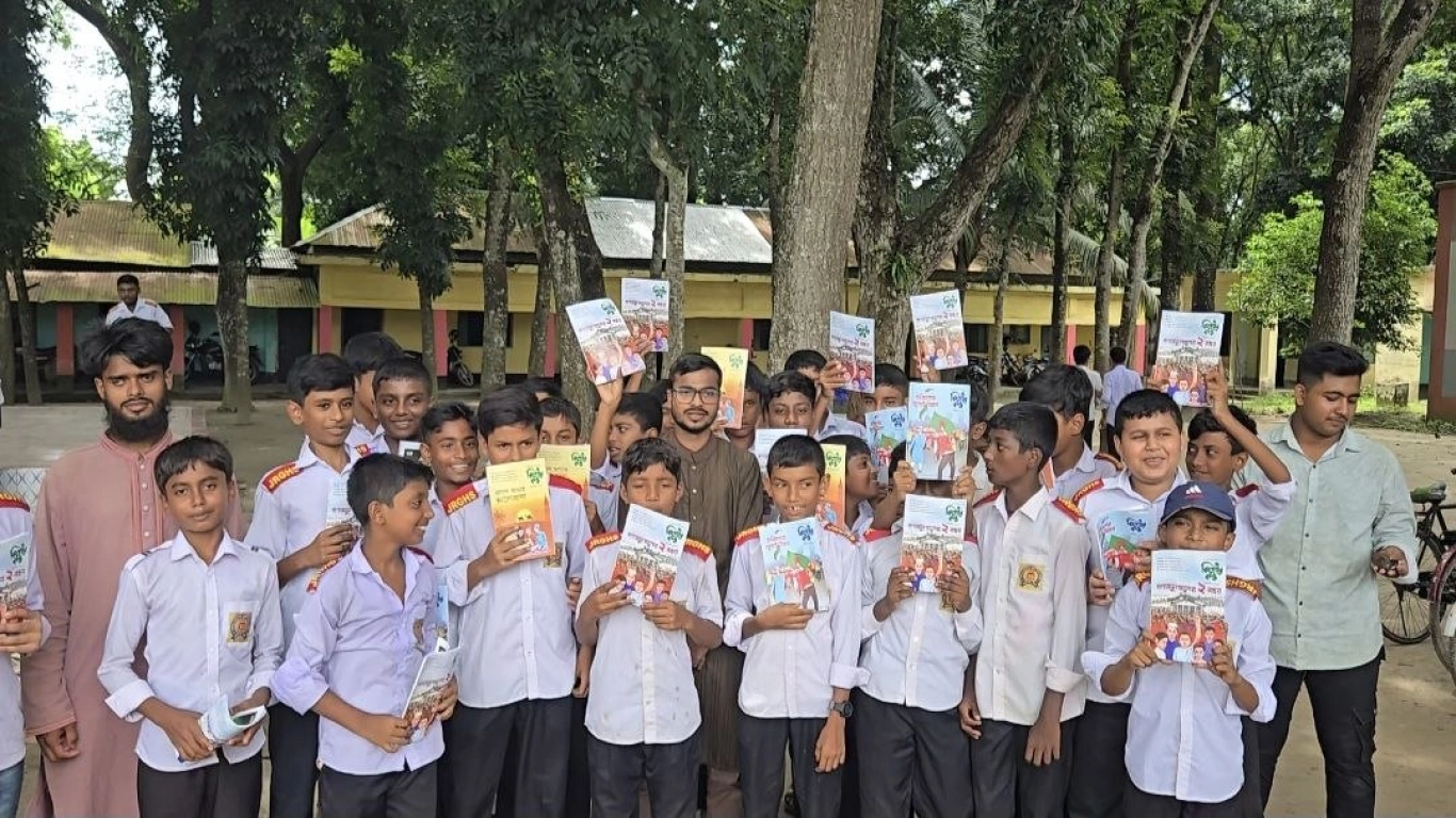 শিক্ষার্খীদের মাঝে কিশোরকন্ঠ পত্রিকা বিতরণ